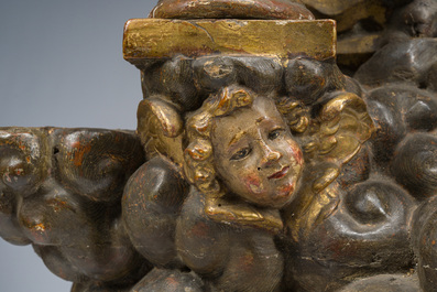 Autel exceptionnel en bois dor&eacute; et polychrome &agrave; d&eacute;cor de Dieu le P&egrave;re et des anges accompagn&eacute; d'une Vierge, Espagne, 18&egrave;me si&egrave;cle