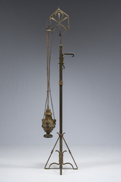 Br&ucirc;le-encens en bronze dor&eacute; orn&eacute; de t&ecirc;tes d'anges et son support assorti, vers 1900