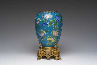 Vase en &eacute;maux cloisonn&eacute;s &agrave; d&eacute;cor de papillons parmi des fleurs sur socle en bronze dor&eacute;, Chine, 19&egrave;me si&egrave;cle