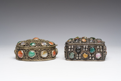 Deux bo&icirc;tes couvertes en m&eacute;tal argent&eacute; filigran&eacute; et serties de pierres dures, Inde, 20&egrave;me si&egrave;cle