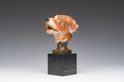 Onleesbaar gesigneerd: Een Weens polychroom koud beschilderd bronzen model van een hondenkop op een zwartmarmeren basis, 19de/20ste eeuw