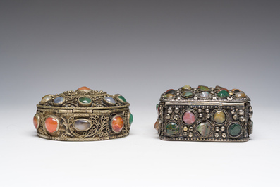 Deux bo&icirc;tes couvertes en m&eacute;tal argent&eacute; filigran&eacute; et serties de pierres dures, Inde, 20&egrave;me si&egrave;cle