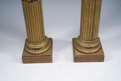 Een paar rijk gesculpteerde verguld houten zuilen met Corinthische kapitelen, 19de eeuw