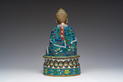 Een Chinese cloisonn&eacute; Boeddha met een witte jade lotusbloem, 20ste eeuw