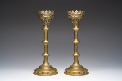 Een paar koperen deels gegraveerde neogotische kerkkandelaars met floraal reli&euml;fdecor, ca. 1900
