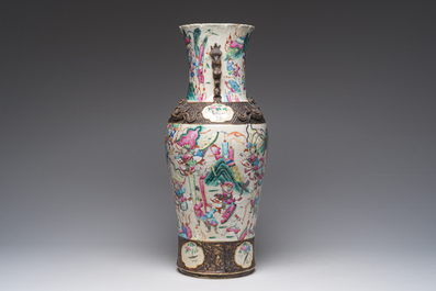 Vase en porcelaine de Chine famille rose dite 'de Nankin' &agrave; d&eacute;cor de sc&egrave;nes guerri&egrave;res, 19&egrave;me si&egrave;cle