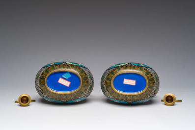 Deux paires de vases en &eacute;maux cloisonn&eacute;s &agrave; d&eacute;cor floral, Chine, 20&egrave;me si&egrave;cle