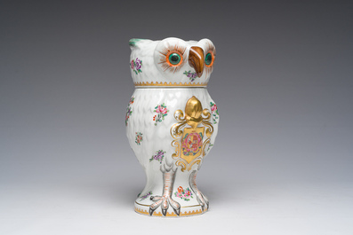Pot couvert en forme de hibou en porcelaine de Paris polychrome et dor&eacute; &agrave; d&eacute;cor d'armoiries, France, 20&egrave;me si&egrave;cle