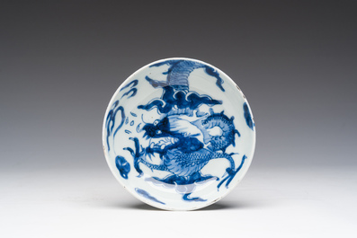 Une th&eacute;i&egrave;re en porcelaine de Chine famille rose, deux bols en bleu et blanc et un coquetier famille rose de Canton, Yongzheng et post&eacute;rieur
