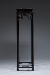 Socle de forme carr&eacute;e en bois sculpt&eacute;, Chine, 19&egrave;me si&egrave;cle