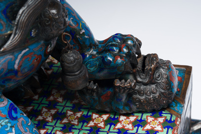 Paire de lions bouddhistes en &eacute;maux cloisonn&eacute;s sur un socle en bois, Chine, 20&egrave;me si&egrave;cle