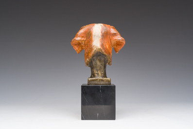 Onleesbaar gesigneerd: Een Weens polychroom koud beschilderd bronzen model van een hondenkop op een zwartmarmeren basis, 19de/20ste eeuw