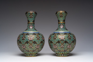 Deux paires de vases en &eacute;maux cloisonn&eacute;s &agrave; d&eacute;cor floral, Chine, 20&egrave;me si&egrave;cle