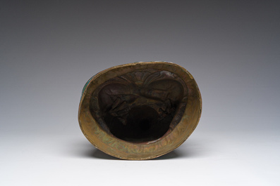 Een Chinese cloisonn&eacute; Boeddha met een witte jade lotusbloem, 20ste eeuw