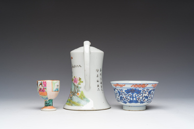 Une th&eacute;i&egrave;re en porcelaine de Chine famille rose, deux bols en bleu et blanc et un coquetier famille rose de Canton, Yongzheng et post&eacute;rieur