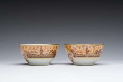 Een paar Chinese export porseleinen koppen en schotels voor de Braziliaanse of Portugese markt, 19de eeuw