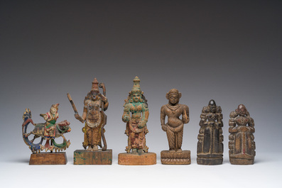 Zes Indische deels gepolychromeerde houten sculpturen, 19de/20ste eeuw