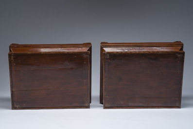 Paire de lions bouddhistes en &eacute;maux cloisonn&eacute;s sur un socle en bois, Chine, 20&egrave;me si&egrave;cle