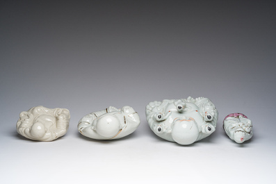 Vier Chinese blanc de Chine en famille rose sculpturen van Boeddha en Guanyin, 19de/20ste eeuw