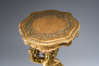 Table d'appoint en bois sculpt&eacute; et dor&eacute; &agrave; d&eacute;cor d'un homme-poisson, Italie, 19&egrave;me si&egrave;cle