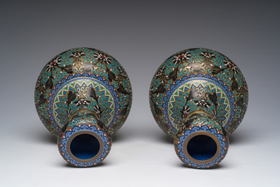Deux paires de vases en &eacute;maux cloisonn&eacute;s &agrave; d&eacute;cor floral, Chine, 20&egrave;me si&egrave;cle