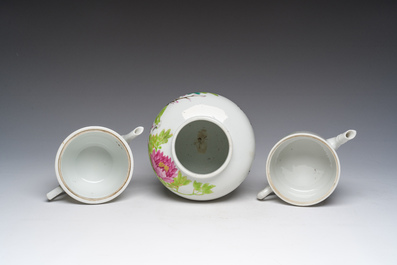 Deux th&eacute;i&egrave;res couvertes en porcelaine de Chine famille rose et un pot couvert qianjiang cai &agrave; d&eacute;cor floral, 19&egrave;me/20&egrave;me si&egrave;cle