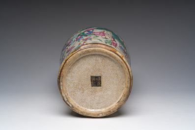 Vase en porcelaine de Chine famille rose dite 'de Nankin' &agrave; d&eacute;cor de sc&egrave;nes guerri&egrave;res, 19&egrave;me si&egrave;cle