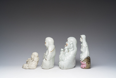 Vier Chinese blanc de Chine en famille rose sculpturen van Boeddha en Guanyin, 19de/20ste eeuw
