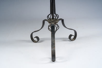 Chandelier &agrave; trois niveaux n&eacute;o-gothique &agrave; trois pieds en m&eacute;tal patin&eacute; et cuivre, 19&egrave;me/20&egrave;me si&egrave;cle