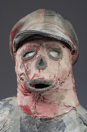 Effigie Bizango d&rsquo;un tonton macoute milicien ha&iuml;tien de Fran&ccedil;ois Duvalier coiff&eacute; d&rsquo;une casquette et portant une matraque, techniques mixtes, 20&egrave;me s.