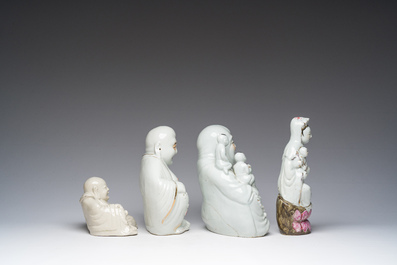 Vier Chinese blanc de Chine en famille rose sculpturen van Boeddha en Guanyin, 19de/20ste eeuw