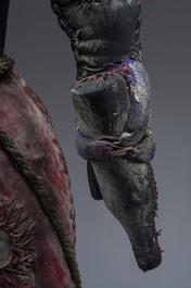 Effigie Bizango d'une figure poilue tenant une bouteille de boisson dans chaque main, techniques mixtes, Ha&iuml;ti, 20&egrave;me si&egrave;cle