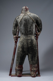 Effigie Bizango d&rsquo;un guerrier infirme et borgne se tenant debout gr&acirc;ce &agrave; des b&eacute;quilles en bois, techniques mixtes, Ha&iuml;ti, 20&egrave;me si&egrave;cle