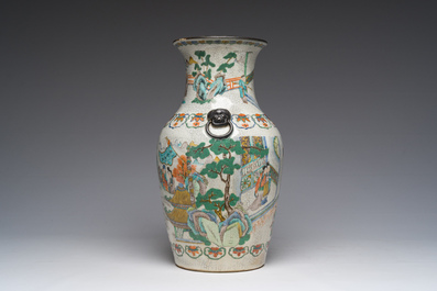 Een Chinese Nanking craquel&eacute; famille verte vaas met een geanimeerde sc&egrave;ne rondom, 19de eeuw