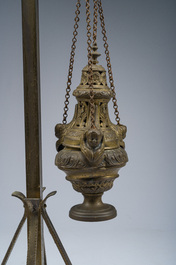 Br&ucirc;le-encens en bronze dor&eacute; orn&eacute; de t&ecirc;tes d'anges et son support assorti, vers 1900
