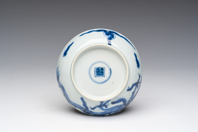 Une th&eacute;i&egrave;re en porcelaine de Chine famille rose, deux bols en bleu et blanc et un coquetier famille rose de Canton, Yongzheng et post&eacute;rieur