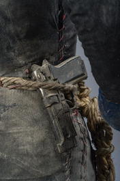 Effigie Bizango d&rsquo;un tonton macoute milicien ha&iuml;tien de Fran&ccedil;ois Duvalier coiff&eacute; d&rsquo;une casquette et portant une matraque, techniques mixtes, 20&egrave;me s.