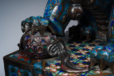 Paire de lions bouddhistes en &eacute;maux cloisonn&eacute;s sur un socle en bois, Chine, 20&egrave;me si&egrave;cle