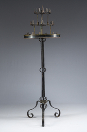 Chandelier &agrave; trois niveaux n&eacute;o-gothique &agrave; trois pieds en m&eacute;tal patin&eacute; et cuivre, 19&egrave;me/20&egrave;me si&egrave;cle