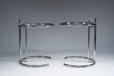 Eileen Gray (1878-1976): Paire de tables d'appoint r&eacute;glables en hauteur en acier chrom&eacute; et verre, Classicon Adjustable Table E1027, [ann&eacute;es 70]
