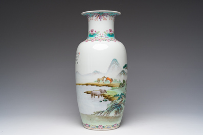 Een Chinese famille rose vaas met 'De paarden van Wang Mu', Jingdezhen merk, Republiek, 20ste eeuw