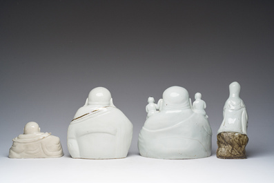 Vier Chinese blanc de Chine en famille rose sculpturen van Boeddha en Guanyin, 19de/20ste eeuw