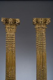 Een paar rijk gesculpteerde verguld houten zuilen met Corinthische kapitelen, 19de eeuw