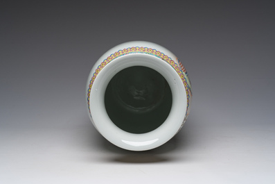 Een Chinese famille rose vaas met hofdames die zich ontspannen in een paleistuin, Qianlong merk, Republiek, 20ste eeuw