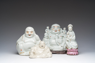 Vier Chinese blanc de Chine en famille rose sculpturen van Boeddha en Guanyin, 19de/20ste eeuw