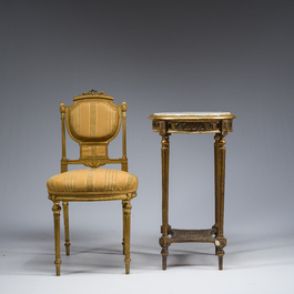 Table d'appoint &agrave; plateau en marbre, un miroir orn&eacute; de d&eacute;tails en pl&acirc;tre et une chaise en bois dor&eacute;, France, 19&egrave;me/20&egrave;me si&egrave;cle