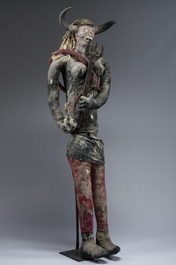 Een zeldzaam Ha&iuml;tiaans Bizango beeld van een vrouwelijke duivel met een drietand en een fles, gemengde techniek, 20ste eeuw