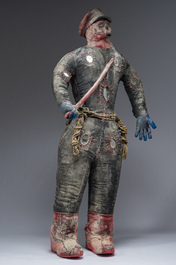 Effigie Bizango d&rsquo;un tonton macoute milicien ha&iuml;tien de Fran&ccedil;ois Duvalier coiff&eacute; d&rsquo;une casquette et portant une matraque, techniques mixtes, 20&egrave;me s.