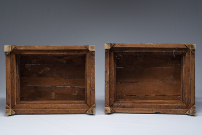 Paire de lions bouddhistes en &eacute;maux cloisonn&eacute;s sur un socle en bois, Chine, 20&egrave;me si&egrave;cle