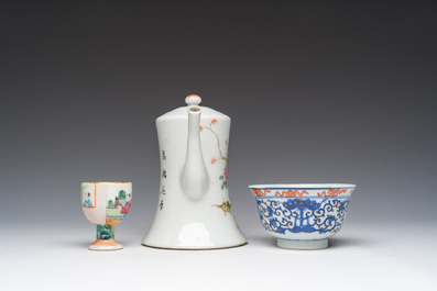 Une th&eacute;i&egrave;re en porcelaine de Chine famille rose, deux bols en bleu et blanc et un coquetier famille rose de Canton, Yongzheng et post&eacute;rieur